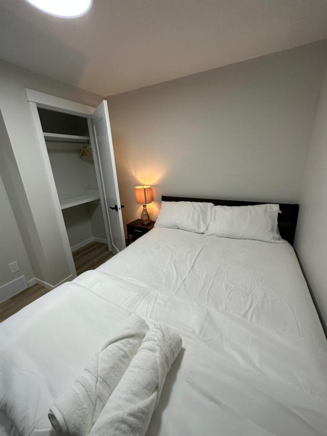2 Bedroom 2 Washrooms Brand New Beautiful & Cozy Suite YYC Kültér fotó