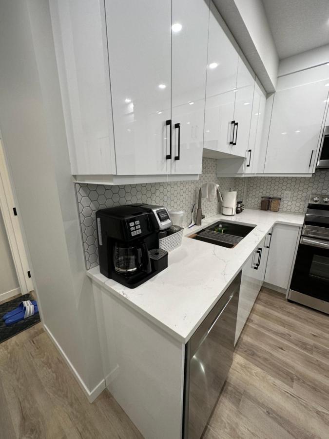 2 Bedroom 2 Washrooms Brand New Beautiful & Cozy Suite YYC Kültér fotó